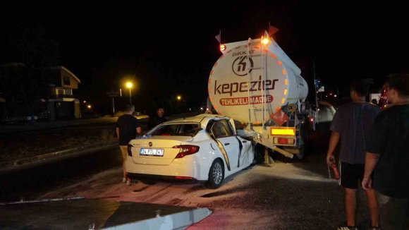 AKARYAKIT TANKERİNE OK GİBİ SAPLANAN OTOMOBİL, TANKERİN YAKITININ BOŞALTILMASIYLA ÇIKARTILABİLDİ