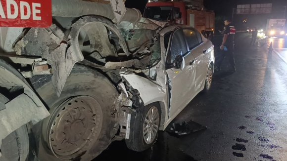 AKARYAKIT TANKERİNE ARKADAN ÇARPAN OTOMOBİL 100 METRE SÜRÜKLENDİ: 1 ÖLÜ