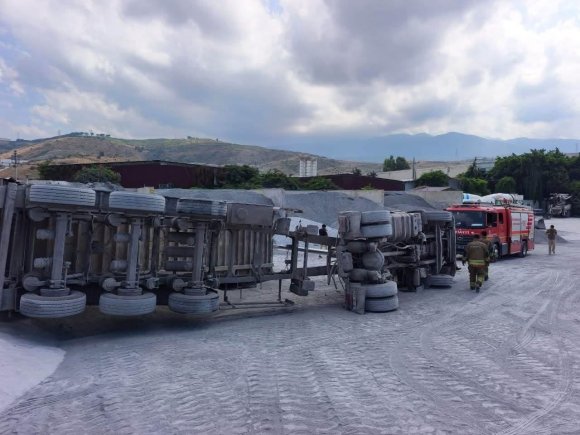 ARSUZ’DA DEVRİLEN KAMYONUN SÜRÜCÜSÜ YARALANDI