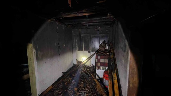 BURDUR’DA GECEYİ AYDINLATAN YANGIN: MÜSTAKİL EV ALEVLERE TESLİM OLDU