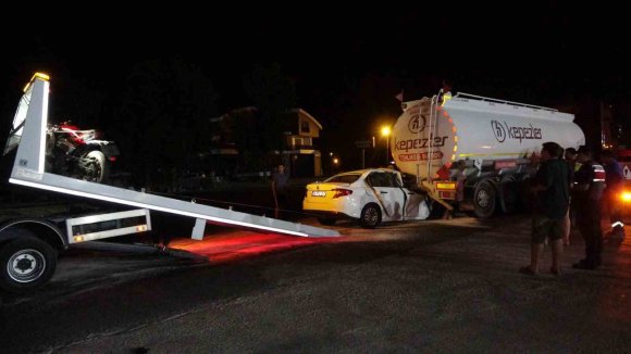 AKARYAKIT TANKERİNE OK GİBİ SAPLANAN OTOMOBİL, TANKERİN YAKITININ BOŞALTILMASIYLA ÇIKARTILABİLDİ
