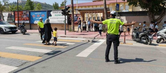 OKUL ÖNLERİNDE TRAFİK GÜVENLİĞİ DENETİMLERİ BAŞLADI