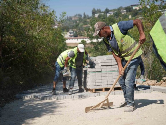 TARSUS’TA 3 BİN 200 METREKARELİK YOL YENİLENDİ