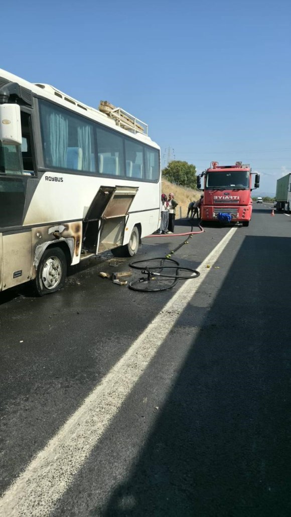 OTOBÜSTE ÇIKAN YANGINI İTFAİYE EKİPLERİ BÜYÜMEDEN SÖNDÜRDÜ