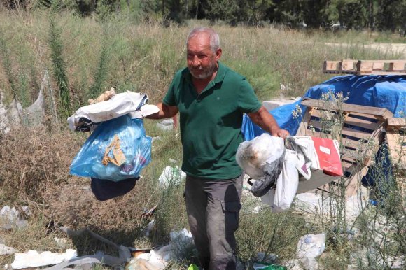 MAHALLELİDEN BELEDİYEYE PROTESTO: ÇÖPLERİ KENDİ ELLERİYLE TOPLADILAR