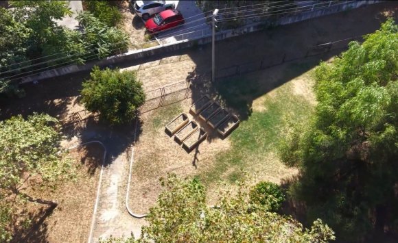 OSMANİYE’DE PARKIN ORTASINDAKİ MEZAR TAŞLARI DİKKAT ÇEKİYOR