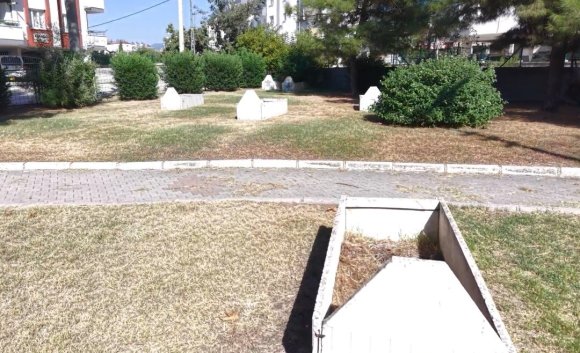 OSMANİYE’DE PARKIN ORTASINDAKİ MEZAR TAŞLARI DİKKAT ÇEKİYOR