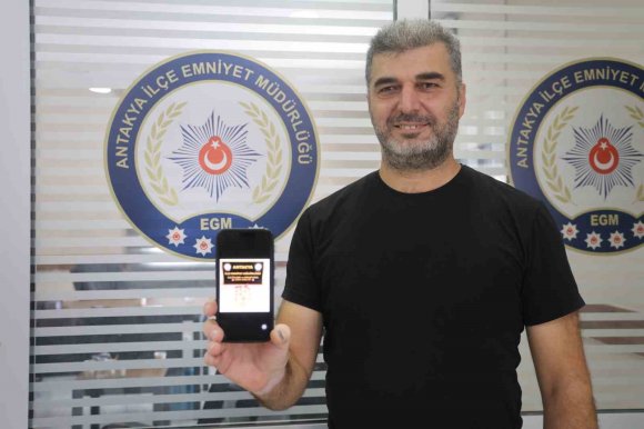 YOLA DÜŞÜRDÜĞÜ ALTIN DOLU KESEYİ KADIN ALIP GÖTÜRDÜ, POLİS 2 SAATTE YAKALADI: O ANLAR KAMERADA