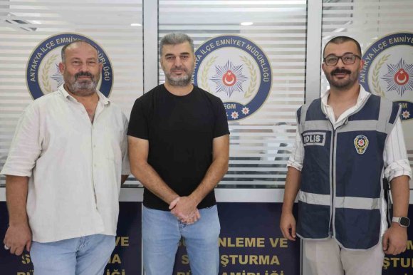 YOLA DÜŞÜRDÜĞÜ ALTIN DOLU KESEYİ KADIN ALIP GÖTÜRDÜ, POLİS 2 SAATTE YAKALADI: O ANLAR KAMERADA