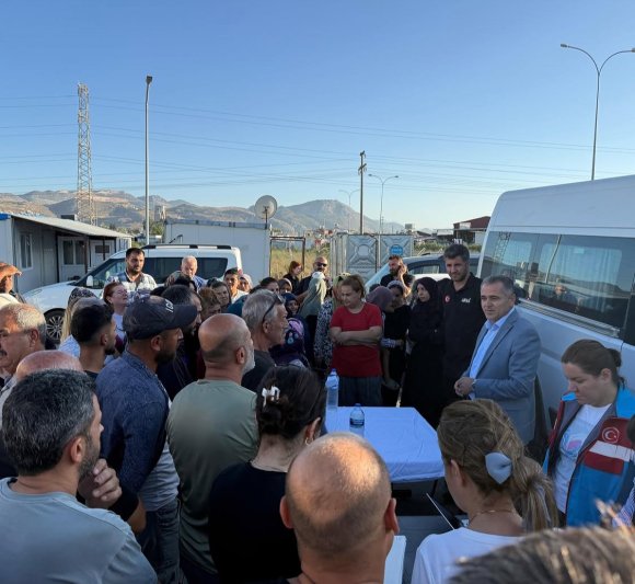 ANTAKYA’DA KONTEYNERDE YAŞAYAN DEPREMZEDE VATANDAŞLARA TAHLİYE SÜRECİ ANLATILDI