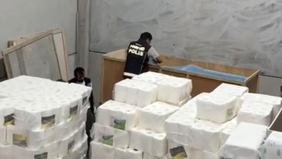 MERSİN’DE UYUŞTURUCU İMALATHANESİ OPERASYONUNUN BİLANÇOSU AĞIRLAŞTI: 298 BİN SENTETİK ECZA HAPI ELE GEÇİRİLDİ