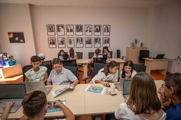 MERSİN’DE ÇOCUKLAR YAPAY ZEKAYLA GELECEĞİ TASARLIYOR