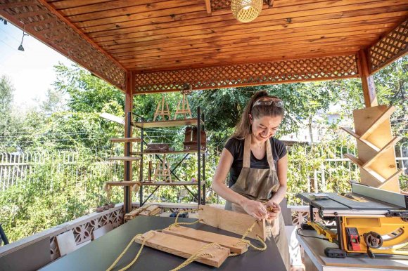 MERSİN’DE ALDIĞI EĞİTİMLE EVİNİ ATÖLYEYE ÇEVİRDİ