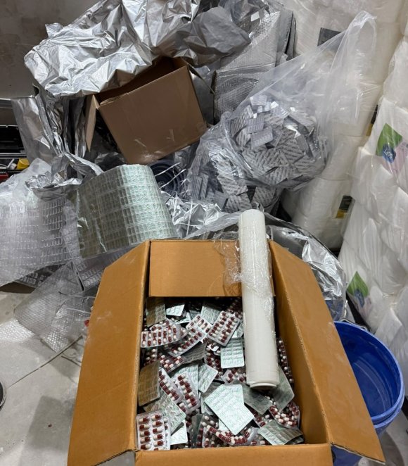 MERSİN’DE PLASTİK AMBALAJ DÜKKANINDA UYUŞTURUCU İMALATHANESİ ORTAYA ÇIKARILDI: 100 BİN SENTETİK ECZA HAP ELE GEÇİRİLDİ