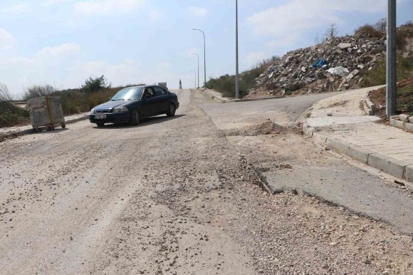 BAKANLIĞIN YAPTIĞI TOPLU KONUTLAR BELEDİYEDEN YOL BEKLİYOR