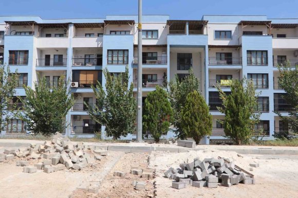 BAKANLIĞIN YAPTIĞI TOPLU KONUTLAR BELEDİYEDEN YOL BEKLİYOR