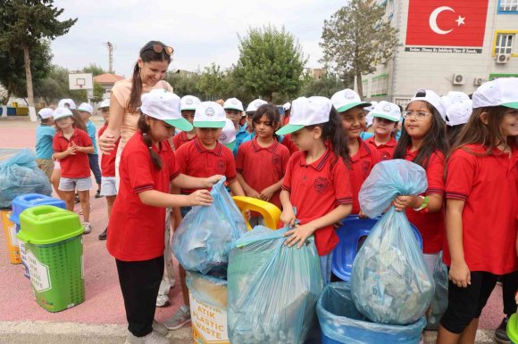 MİNİK ÖĞRENCİLERDEN SIFIR ATIK FARKINDALIĞI