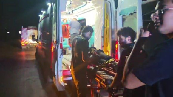 YAĞMUR SUYU TAHLİYE KANALINA DÜŞEN MİNİBÜSTEKİ TURİST YARALANDI