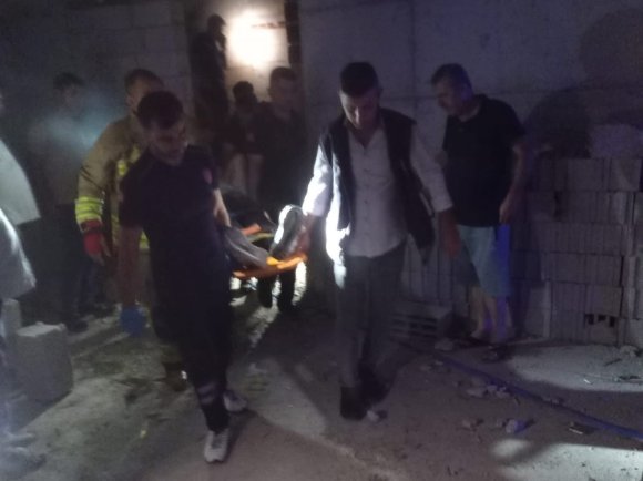 DEFNE’DE İNŞAAT HALİNDEKİ BİNANIN ASANSÖR BOŞLUĞUNA DÜŞEN ŞAHIS YARALANDI