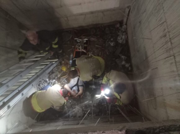 DEFNE’DE İNŞAAT HALİNDEKİ BİNANIN ASANSÖR BOŞLUĞUNA DÜŞEN ŞAHIS YARALANDI