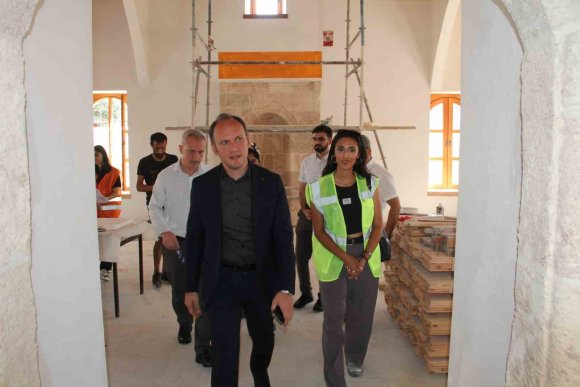 ERZİN’DE MUSTAFALI CAMİSİ’NİN RESTORASYON ÇALIŞMALARI SÜRÜYOR