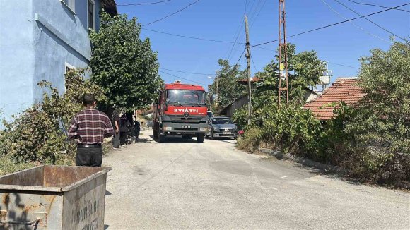 BURDUR’DA EV YANGINI: DUMANLAR MAHALLELİYİ TEDİRGİN ETTİ