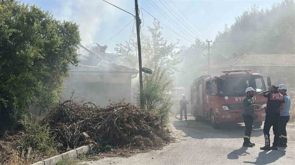 BURDUR’DA EV YANGINI: DUMANLAR MAHALLELİYİ TEDİRGİN ETTİ