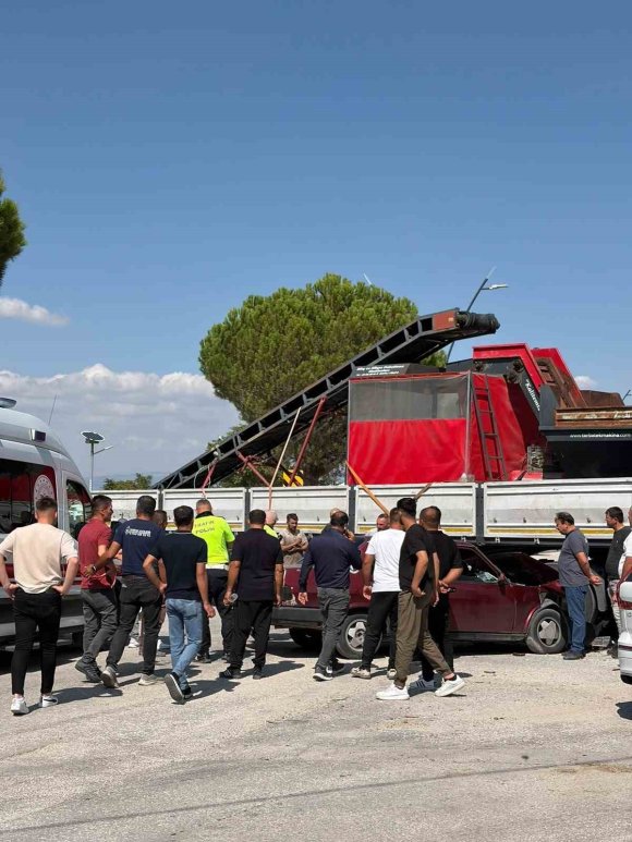 BURDUR’DA OTOMOBİL İLE TIR ÇARPIŞTI: 2 YARALI