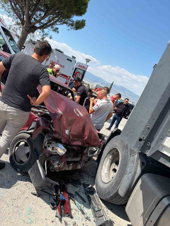 BURDUR’DA OTOMOBİL İLE TIR ÇARPIŞTI: 2 YARALI