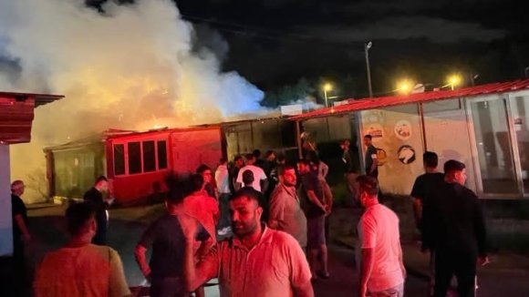 KIRIKHAN’DA KONTEYNER YANGINI KISA SÜREDE SÖNDÜRÜLDÜ