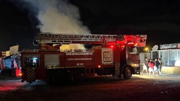 KIRIKHAN’DA KONTEYNER YANGINI KISA SÜREDE SÖNDÜRÜLDÜ