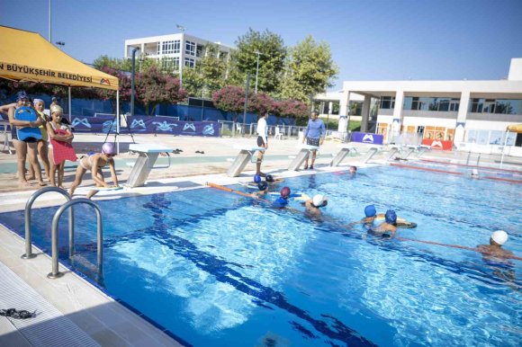 MERSİN’DE ÜCRETSİZ YÜZME KURSLARINDA 4 BİN 200 KİŞİ EĞİTİM ALDI