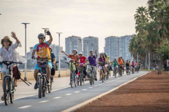 MERSİN’DE BİSİKLETSEVERLER GÜVENLİ SÜRÜŞ İÇİN PEDAL ÇEVİRDİ