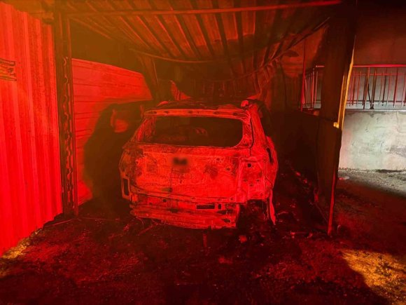ANTALYA’DA KORKUTAN YANGIN: OTOMOBİL KÜLE DÖNDÜ, ALEVLER 3 KATLI BİNAYA SIÇRADI