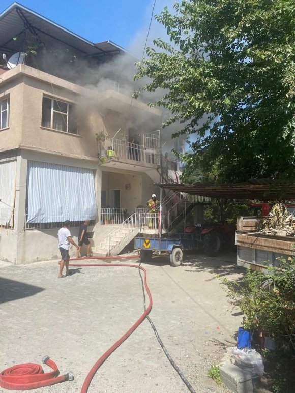 ERZİN’DE 2 KATLI EVDE ÇIKAN YANGIN BÜYÜMEDEN SÖNDÜRÜLDÜ