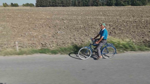 ÖMRÜNÜ PEDAL ÇEVİREREK GEÇİREN 85 YAŞINDAKİ YAŞLI ADAM, ’NE MAZOT NE GAZ, PEDAL ÇEVİRMEYE DOYUM OLMAZ’ BİLİNCİYLE GÜNDE 20 KİLOMETRE YOL KATEDİYOR