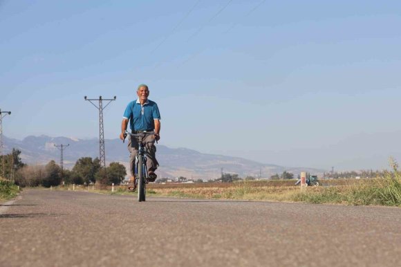 ÖMRÜNÜ PEDAL ÇEVİREREK GEÇİREN 85 YAŞINDAKİ YAŞLI ADAM, ’NE MAZOT NE GAZ, PEDAL ÇEVİRMEYE DOYUM OLMAZ’ BİLİNCİYLE GÜNDE 20 KİLOMETRE YOL KATEDİYOR