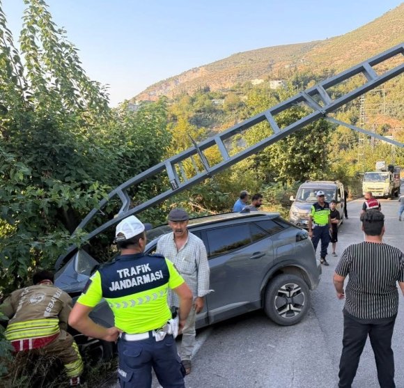 İSKENDERUN’DA ELEKTRİK DİREĞİNE ÇARPAN OTOMOBİLİN SÜRÜCÜSÜ YARALANDI