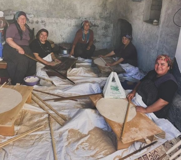 KAHRAMANMARAŞ’TA KADINLARIN İMECE USULÜ YUFKA EKMEK MESAİSİ