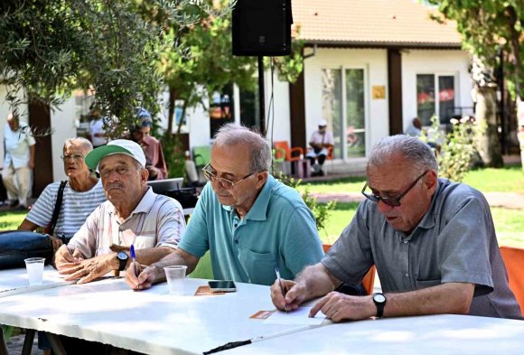 MURATPAŞA, ALZAYMIR FARKINDALIĞI İÇİN YAŞLI EVLERİNDE BULUŞTU
