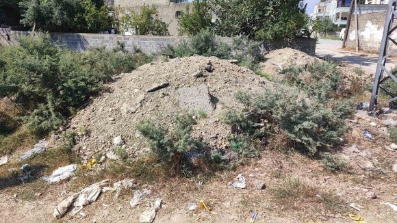 ASKİ’NİN ALTYAPI ÇALIŞMASI SONRASI BIRAKTIĞI ASFALT ATIKLARI AYLARDIR KALDIRILMADI
