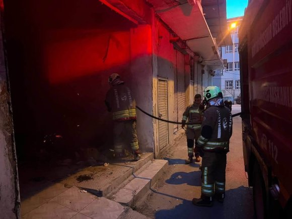 ANTAKYA’DA METRUK İŞ YERİNDE YANGIN ÇIKTI