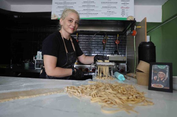 DEPREMİN PES ETTİREMEDİĞİ KADIN, GASTRONOMİ ŞEHRİNDE EL AÇMASI MAKARNASIYLA VATANDAŞLARIN DAMAK TADINI DEĞİŞTİRDİ