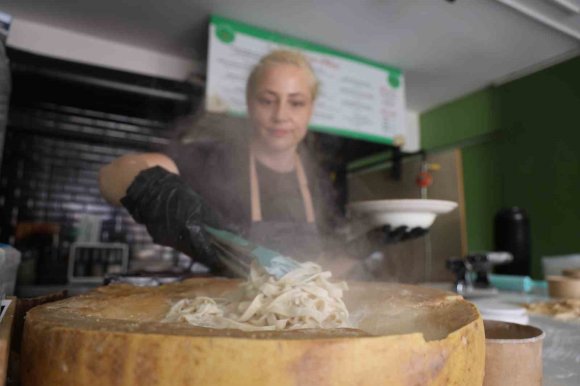 DEPREMİN PES ETTİREMEDİĞİ KADIN, GASTRONOMİ ŞEHRİNDE EL AÇMASI MAKARNASIYLA VATANDAŞLARIN DAMAK TADINI DEĞİŞTİRDİ