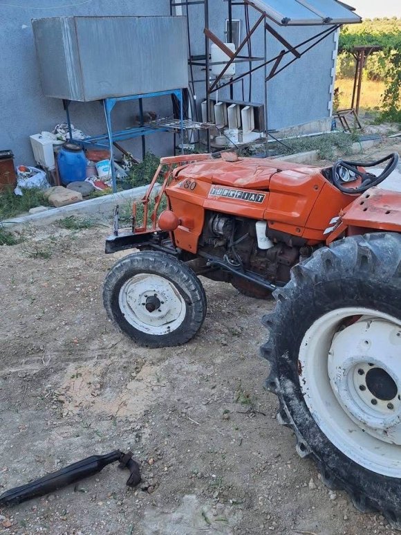 ALTINÖZÜ’NDE DEVRİLEN TRAKTÖRÜN ALTINDA KALAN 3 KİŞİ YARALANDI