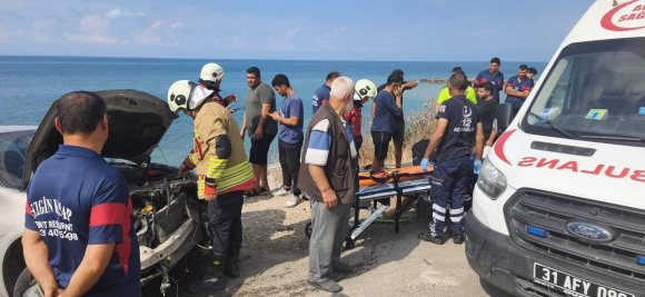 ARSUZ’DA UÇURUMDAN YUVARLANAN OTOMOBİLİN SÜRÜCÜSÜ YARALANDI