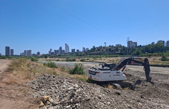 MERSİN’DE SEL VE TAŞKIN RİSKİNE KARŞI DERE ISLAHI ÇALIŞMALARI SÜRÜYOR