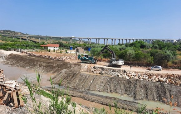 MERSİN’DE SEL VE TAŞKIN RİSKİNE KARŞI DERE ISLAHI ÇALIŞMALARI SÜRÜYOR