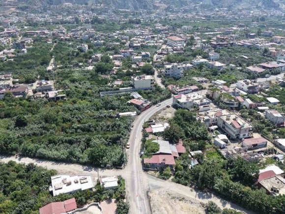 HBB’DEN SAMANDAĞ SUTAŞI’NDA 1,1 KİLOMETRELİK YOLDA BETON ASFALT ÇALIŞMASI