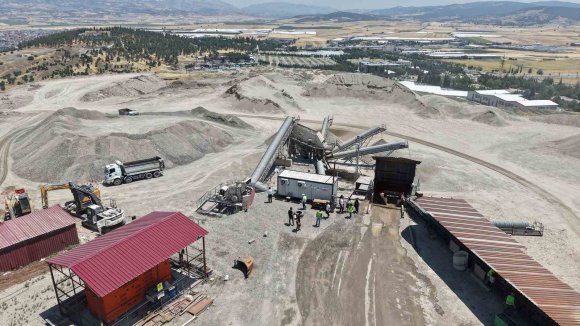 KAHRAMANMARAŞ’TA 200 BİN METREKÜP ENKAZ EKONOMİYE KAZANDIRILDI